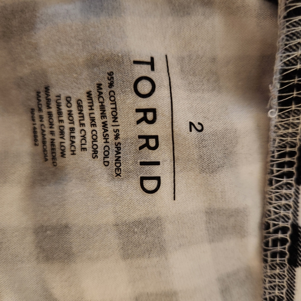 Torrid Size 2 Black White Checkered Stretch Capri Pants - Picture 7 of 7